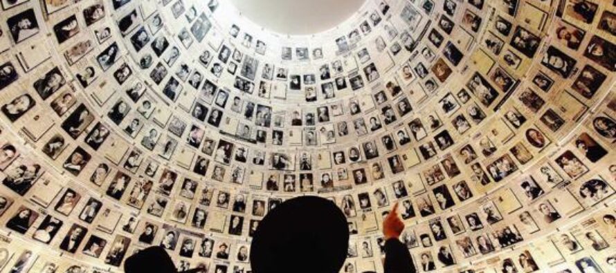 L’inchino di Abu Mazen alle vittime della Shoah: “Il crimine peggiore”