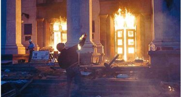 Il rogo e i salti nel vuoto I bruciati vivi di Odessa