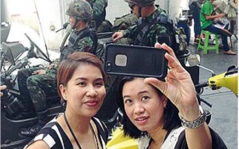 Legge marziale in Thailandia Carri armati nelle strade L’esercito: «Non è un golpe»