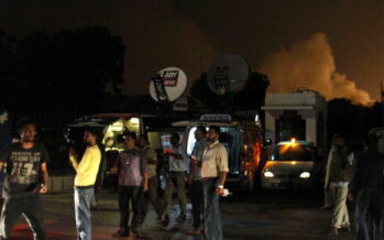 Terrore a Karachi attaccato l’aeroporto con bombe e granate battaglia nella notte