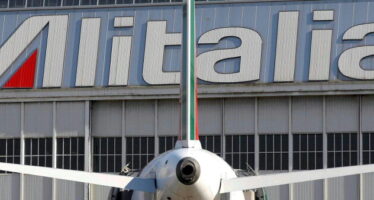 Esuberi Alitalia, si salvano in mille