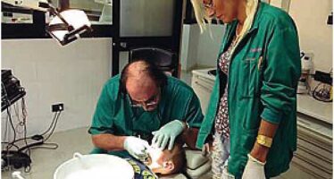 Il dentista che cura gratis i bambini in difficoltà