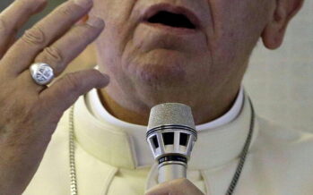 Il Papa: “Non si deride la fede altrui” Ma la Francia risponde: “Niente tabù”