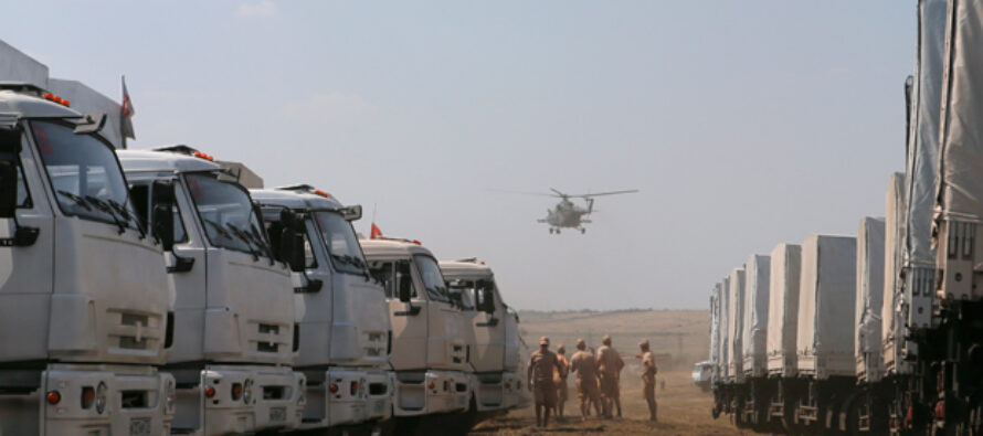I primi camion del convoglio umanitario russo entrano in Ucraina