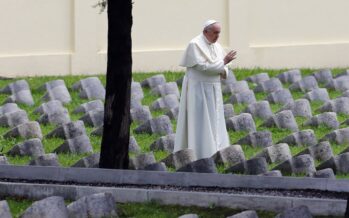 Il papa ripudia la guerra, ma la cerimonia è militarizzata