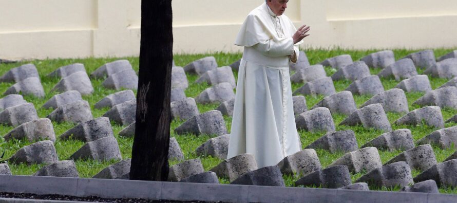 Il papa ripudia la guerra, ma la cerimonia è militarizzata