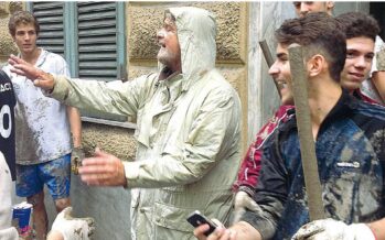 Grillo contestato dai volontari a Genova «Ti metti un po’ di fango per fare le foto»