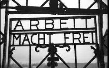 Nuovo oltraggio all’Olocausto rubata l’insegna di Dachau