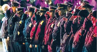 New York, agenti uccisi la rabbia della polizia contro il sindaco de Blasio “Mani sporche di sangue”