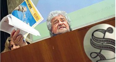 Grillo ritorna in scena Parte il duello con Salvini