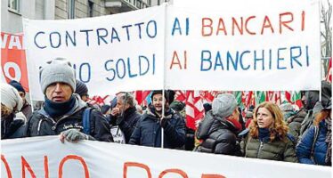 Contratto, la protesta dei bancari «Paghiamo le colpe dei manager»