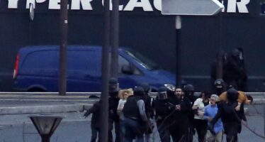 La Francia si scopre in guerra blitz, 20 morti in tre giorni e città sotto assedio “Tutti uniti contro la jihad”