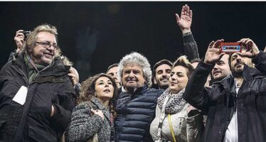 Grillo sceglie la piazza e attacca: «Il premier buffoncello ci ricatta»