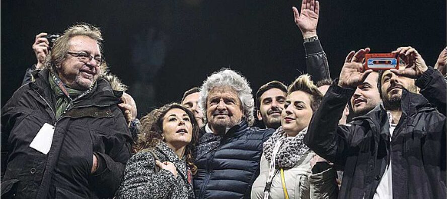 Grillo sceglie la piazza e attacca: «Il premier buffoncello ci ricatta»