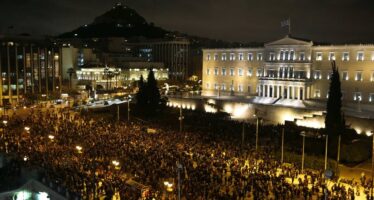 Gli ateniesi in piazza mobilitati dalla Rete “Prima la gente, poi l’Ue” Polizia con i manifestanti