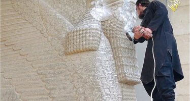 L’Isis cancella l’arte: a pezzi le statue antiche