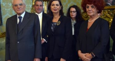 Mattarella sfonda il quorum ecco il nuovo Presidente “Penso a chi è in difficoltà” poi va alle Fosse Ardeatine
