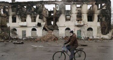 Nelle case sventrate di Donetsk “La nostra vita sotto le granate”
