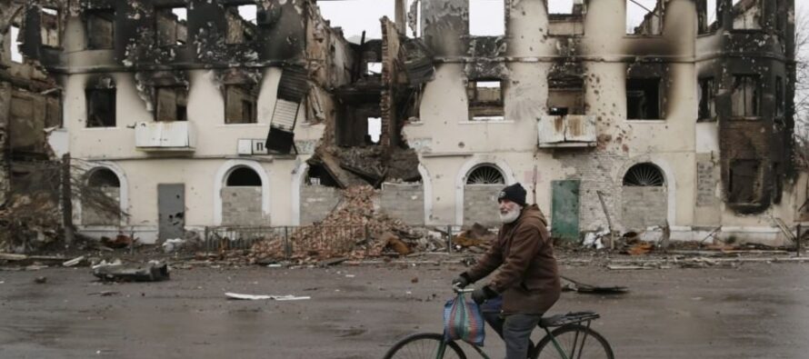 Nelle case sventrate di Donetsk “La nostra vita sotto le granate”