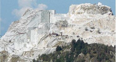 Da risorsa a minaccia al paesaggio La Toscana alla disfida del marmo