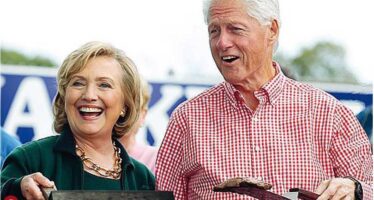 Email, vecchi scandali e misteri Disastro Hillary, eterna candidata