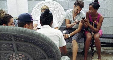 Caccia al wi-fi nelle vie dell’Avana Revolución è vivere «connessi»