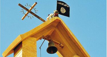 La bandiera nera dell’Isis al posto della croce