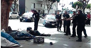 Los Angeles, 5 colpi contro il senzatetto Polizia sotto accusa