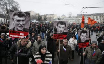 Sfida sotto al Cremlino: “Non abbiamo paura” Decine di migliaia in piazza per Nemtsov
