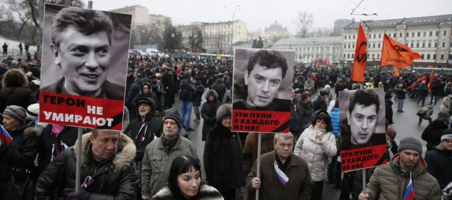 Nemtsov, confessa uno dei sospetti “Ucciso per denaro” I dubbi della famiglia