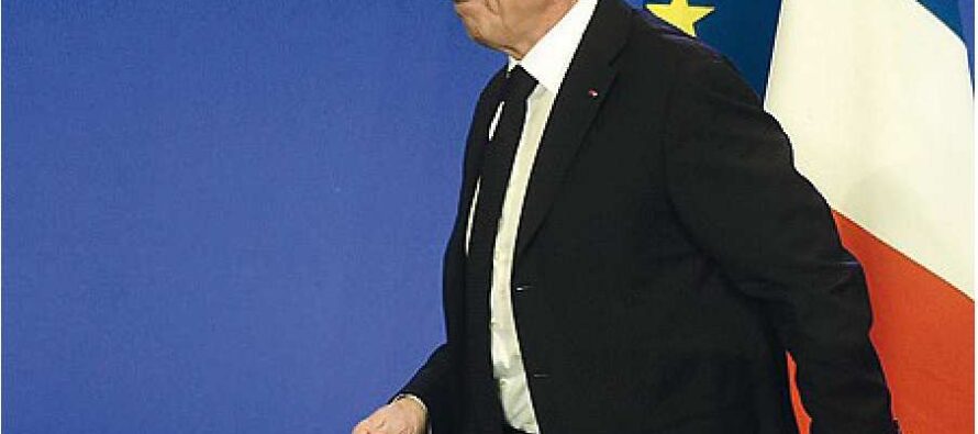 Francia verso i ballottaggi Valls contro Sarkozy “Fermiamo l’onda Le Pen”