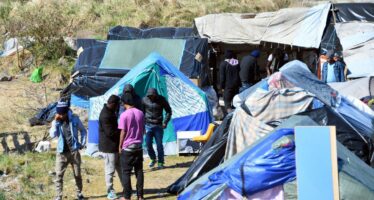 Calais, il ghetto dove il governo francese ha rinchiuso i migranti