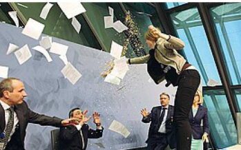 Draghi: il Qe funziona, andrà avanti Blitz della ex Femen, coriandoli e urla