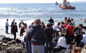 Migranti, a Rodi un’altra tragedia si ribalta il barcone, 200 a bordo “Un milione di profughi in arrivo”