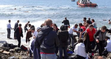 Migranti, a Rodi un’altra tragedia si ribalta il barcone, 200 a bordo “Un milione di profughi in arrivo”