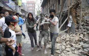 Terremoto sul tetto del mondo più di mille morti in Nepal Una valanga fa strage di scalatori