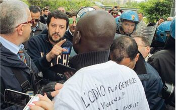 Gli immigrati bloccano Salvini