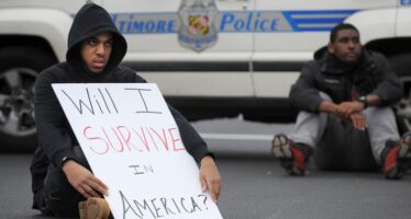 “La tortura del furgone per uccidere Freddie” Svolta a Baltimora incriminati sei poliziotti