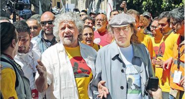 Grillo in marcia: siamo 50 mila Accuse per l’attacco a Veronesi