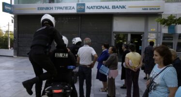 Auto in garage, bus gratis e spese col contagocce ma Atene supera indenne il primo giorno senza cash