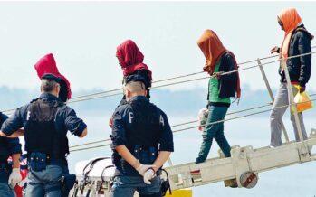 Migranti, vescovi criticano Renzi: «Aiutarli a casa loro non basta»