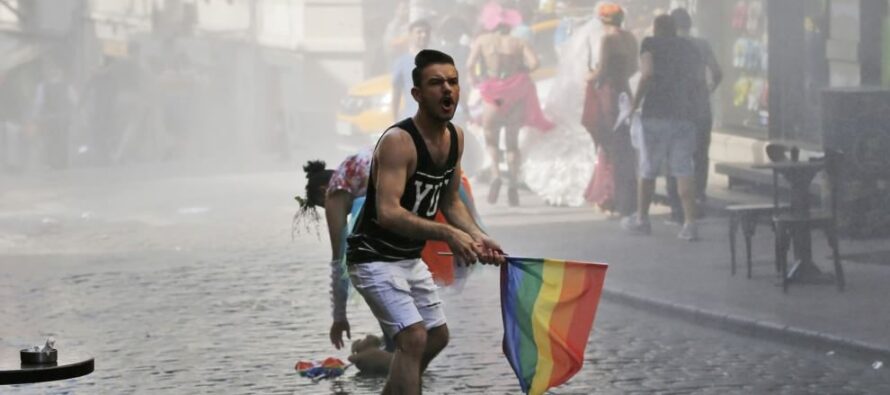 Gay Pride vietato per il Ramadan la polizia usa i lacrimogeni