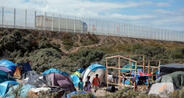 Cani e recinzioni La linea dura di Cameron sui migranti