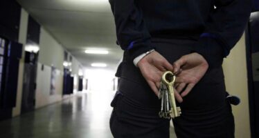 Sei agenti arrestati a Torino: «in carcere torture sui detenuti»