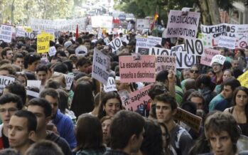 Arresti, maxi multe e divieto di cortei rivolta contro Rajoy