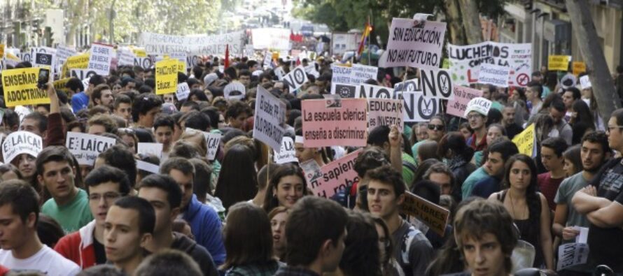 Arresti, maxi multe e divieto di cortei rivolta contro Rajoy