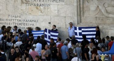 Tsi­pras: «Non me ne vado e resisto»