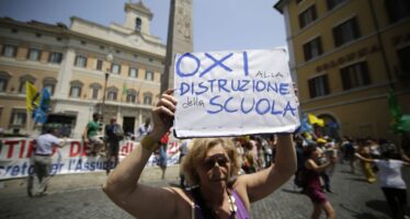 Scuola, Renzi fa approvare la riforma più odiata