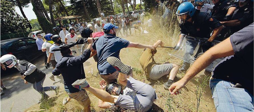 Battaglia per i profughi alla periferia di Roma la polizia si scontra col muro di CasaPound