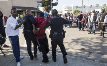 Raccolse un manganello della polizia, rischia l’ergastolo una home­less di L.A.